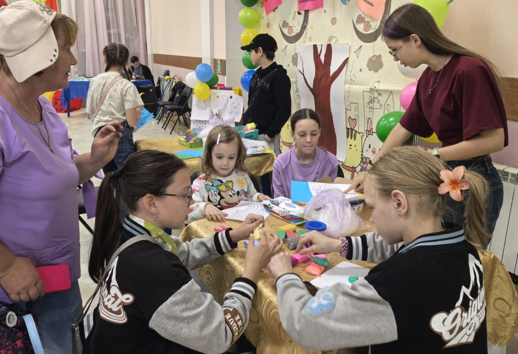 Площадки, кино и концерты: в районах области детям дарят радость и смех